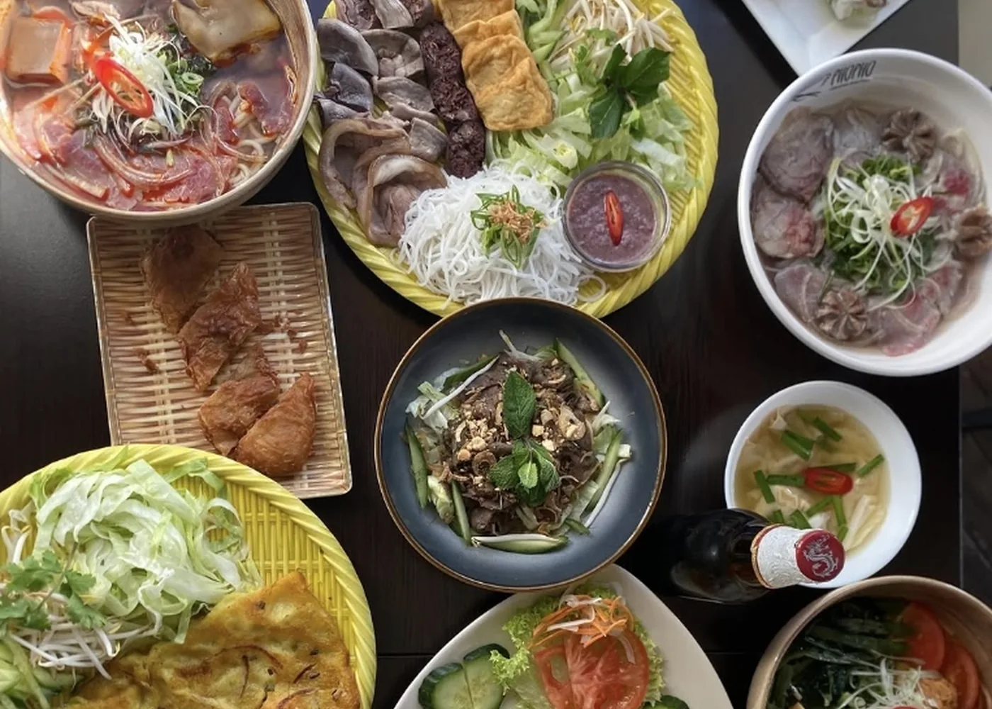 Tafel met Vietnamese gerechten bij Hoi An