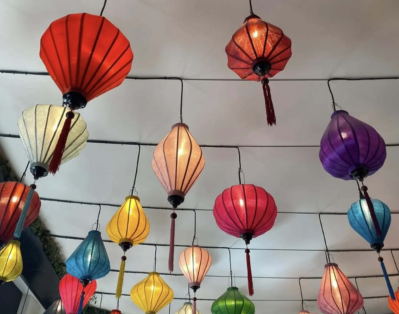 Kleurrijke lantaarns in het restaurant van Hoi An
